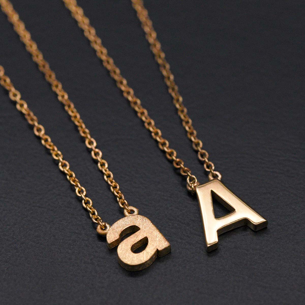 Colgante letra de oro | Alphabetum | Alto aprox. 5-8 mm